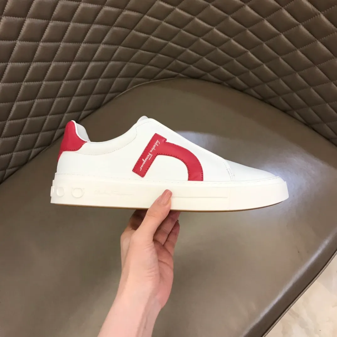 p400【Salvatore Ferraga**】New men's low-top casual shoes! Top-quality cow products, original lasts, made of imported cowhide, first-class texture, first-layer sheepskin lining! Original outsole! The details are exquisite and the style is versatile and upscale! Decorated with a three-dimensional Gancini logo, the back of the tongue and lace-up piping add a pop of color. The high-tech sole features a holographic pattern and Gancini details, making it ideal for a practical yet stylish everyday look. Code number 38-44 (45 can be customized)